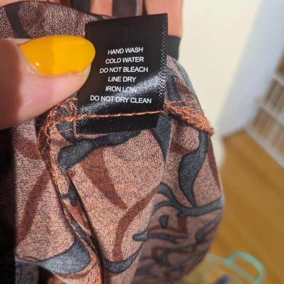 It has pockets....enough said - Picture 4 of 5